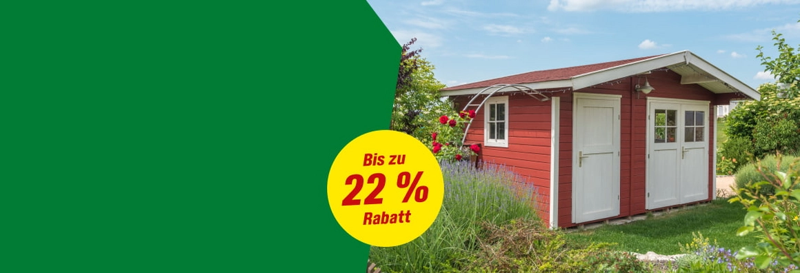 Rotes Gerätehaus mit weißen Türen in einem sommerlichen Garten.